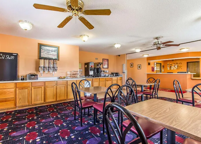 Econo & - Peoria Area Hotel Pekin